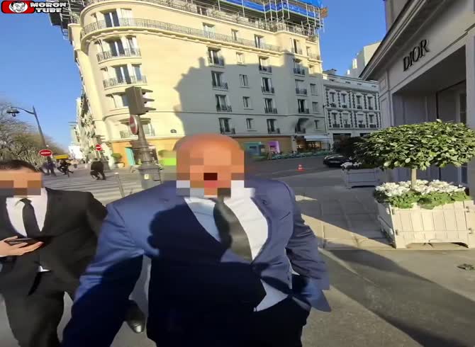 Video :A clever ass bribes the security guards (France) and records himself robbing Dior
